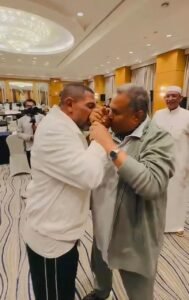 فنان العرب محمد عبده والمايسترو هاني فرحات يتبادلان تقبيل اليد: ونكيد العوازل بقي 