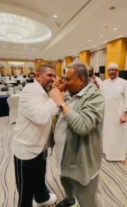 فنان العرب محمد عبده والمايسترو هاني فرحات يتبادلان تقبيل اليد: ونكيد العوازل بقي 