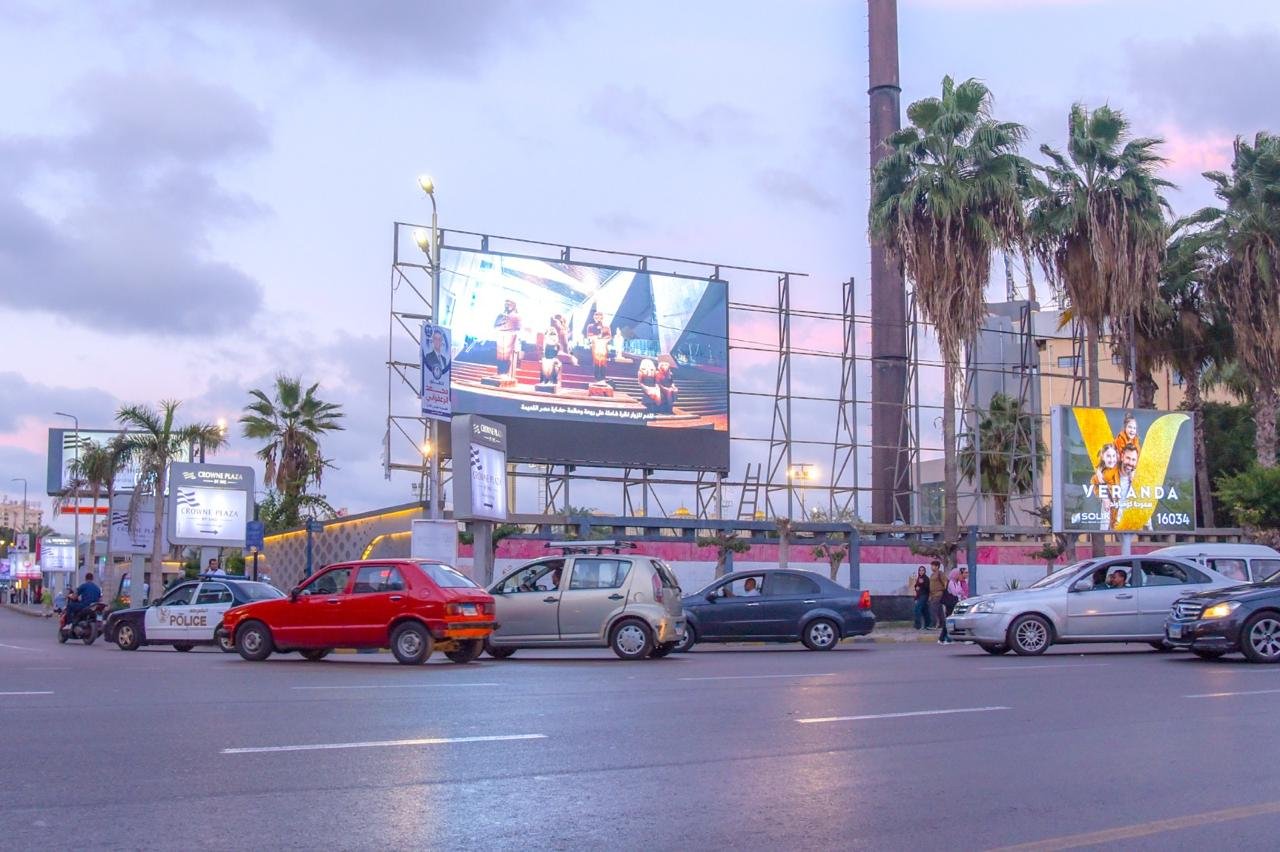 الإسكندرية تتزين لافتتاح المتحف المصري الكبير.. 22 شاشة عملاقة تنقل الحدث التاريخي في قلب المدينة