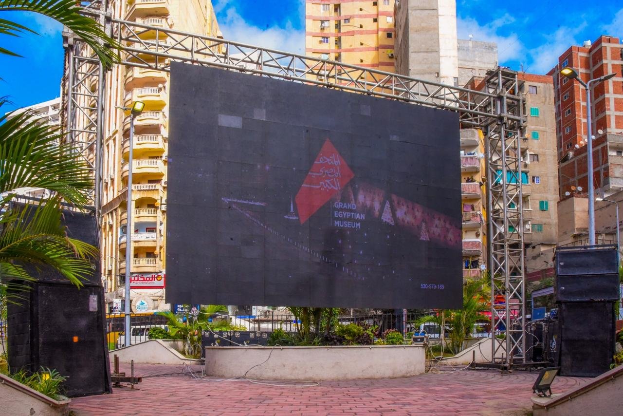 الإسكندرية تتزين لافتتاح المتحف المصري الكبير.. 22 شاشة عملاقة تنقل الحدث التاريخي في قلب المدينة