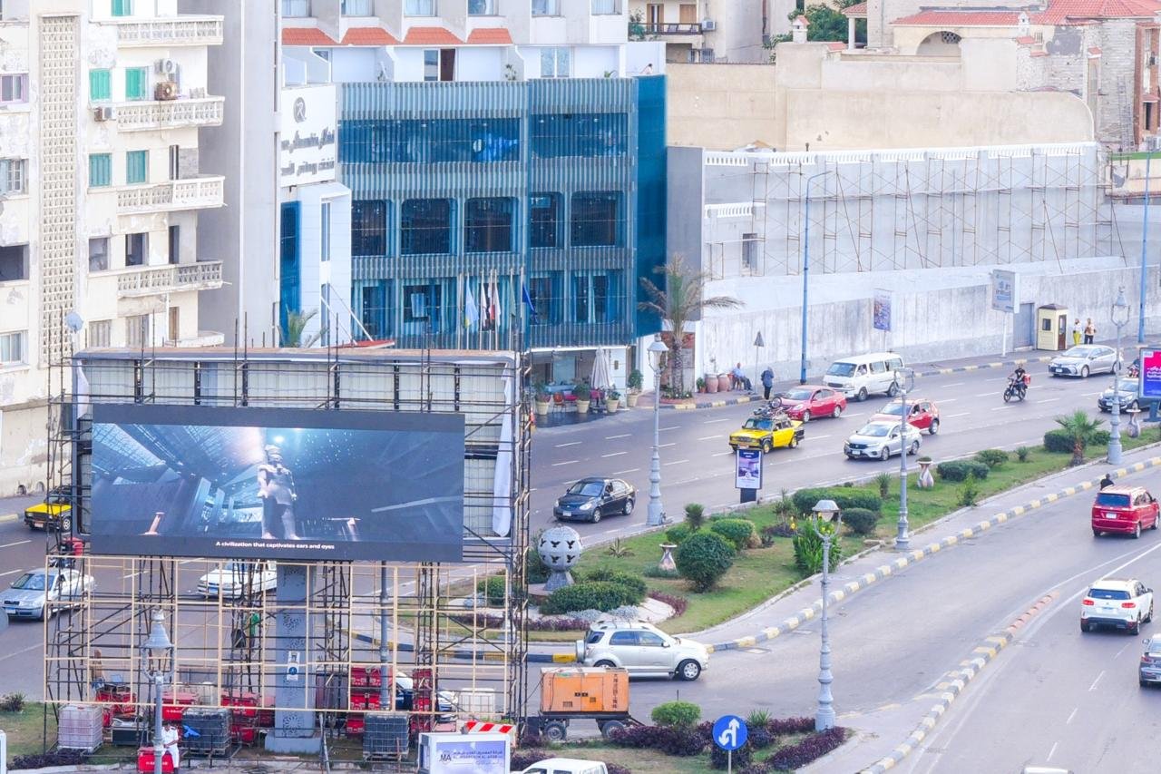 الإسكندرية تتزين لافتتاح المتحف المصري الكبير.. 22 شاشة عملاقة تنقل الحدث التاريخي في قلب المدينة