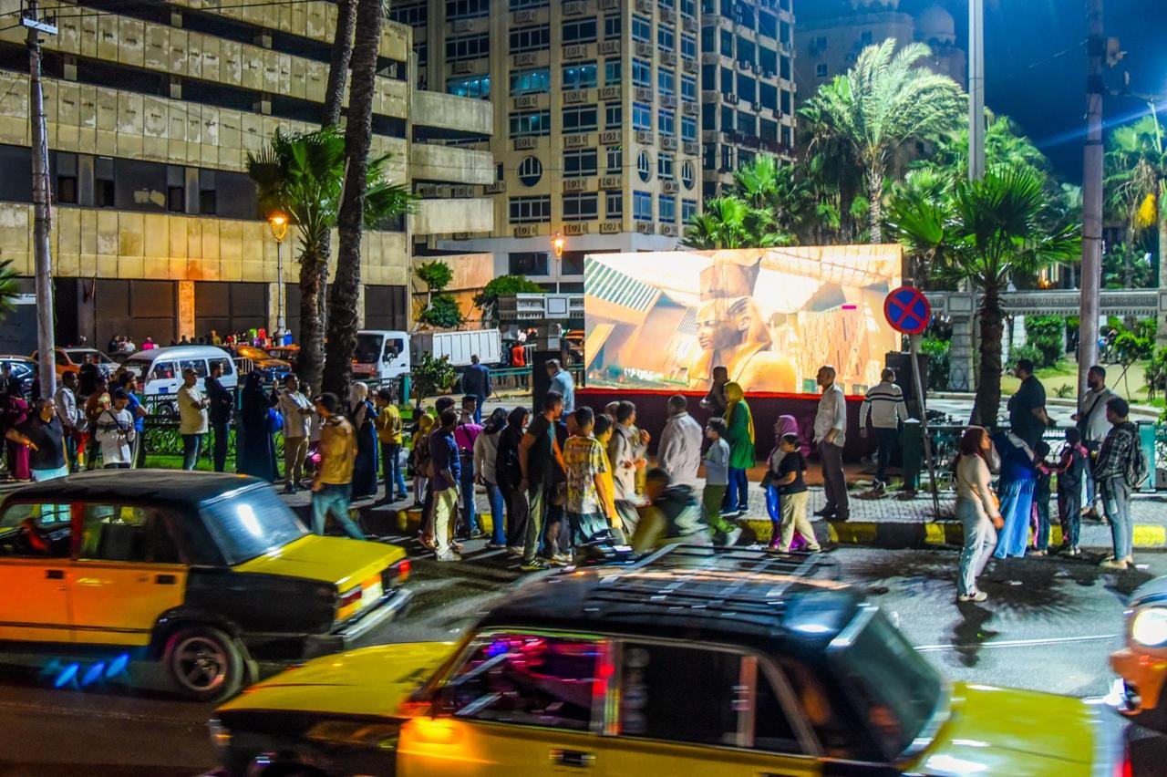 الإسكندرية تتزين لافتتاح المتحف المصري الكبير.. 22 شاشة عملاقة تنقل الحدث التاريخي في قلب المدينة