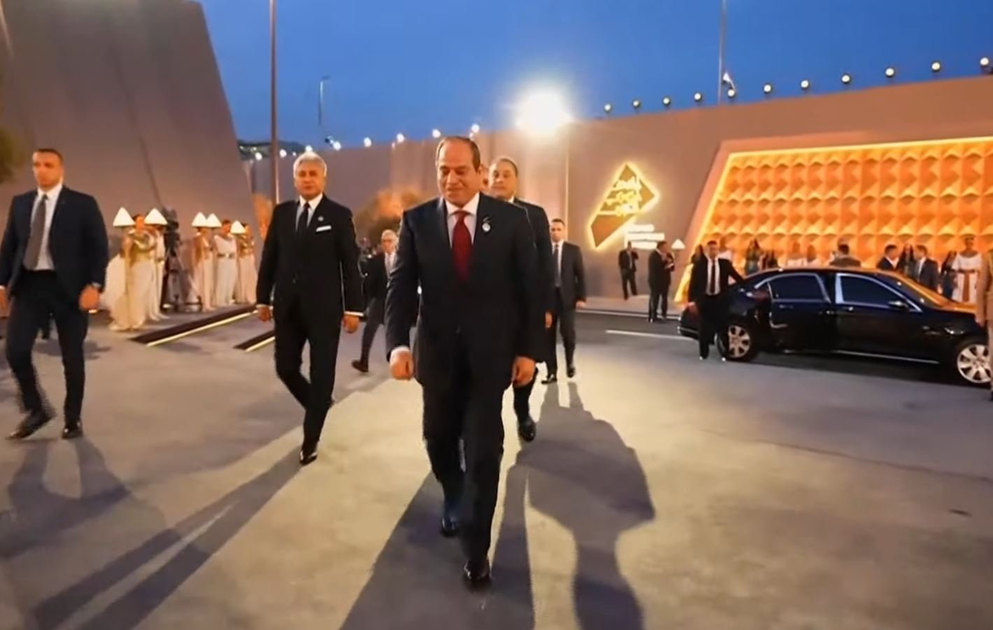 الرئيس السيسى يصل مقر المتحف المصرى الكبير لبدء فعاليات الافتتاح الرسمى 2 الرئيس السيسى يصل مقر المتحف المصرى الكبير لبدء فعاليات الافتتاح الرسمى