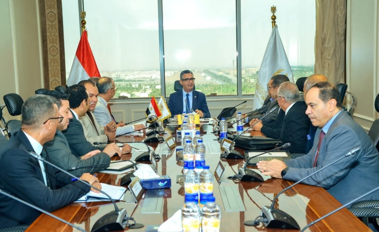 فاروق يلتقي شعبة المواد البترولية باتحاد الغرف التجارية لبحث آليات ومقترحات الشعبة 2 فاروق يلتقي شعبة المواد البترولية باتحاد الغرف التجارية لبحث آليات ومقترحات الشعبة