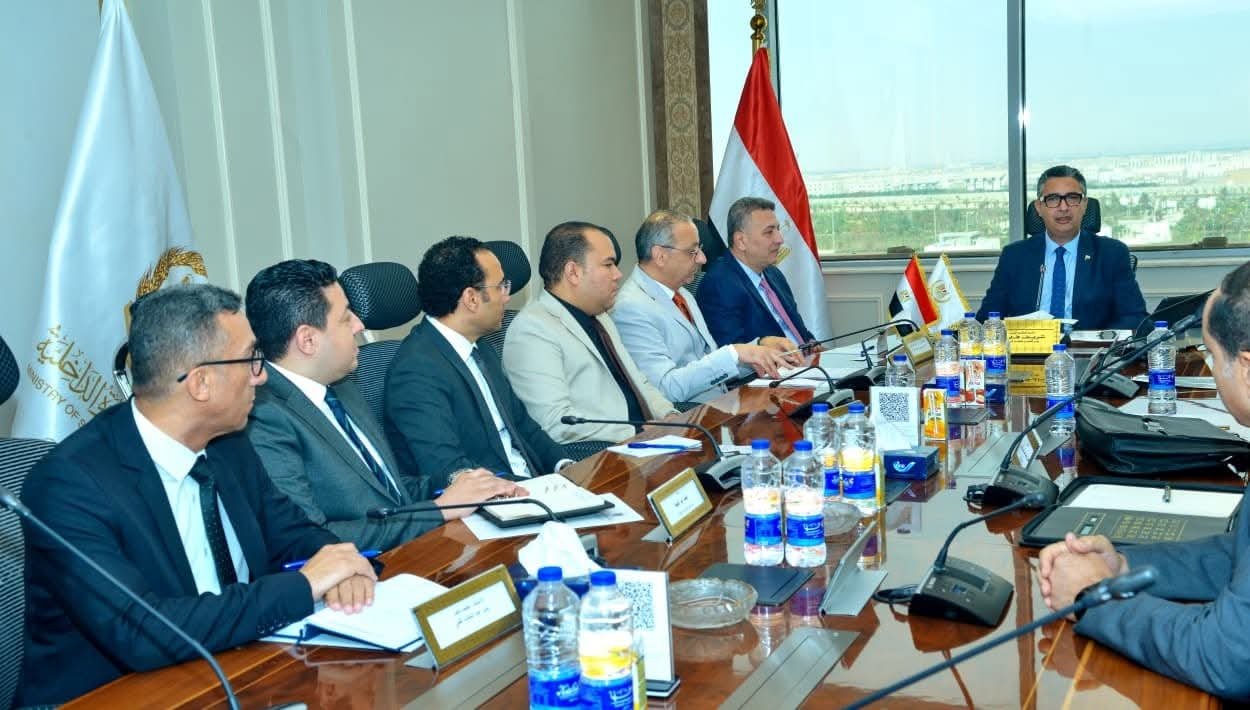 فاروق يلتقي شعبة المواد البترولية باتحاد الغرف التجارية لبحث آليات ومقترحات الشعبة 1 فاروق يلتقي شعبة المواد البترولية باتحاد الغرف التجارية لبحث آليات ومقترحات الشعبة