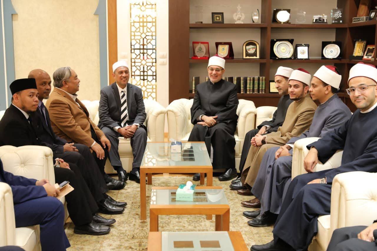 مفتي الجمهورية يستقبل وفدًا رفيع المستوى من المسؤولين الدينيين بولاية بهانج الماليزية 