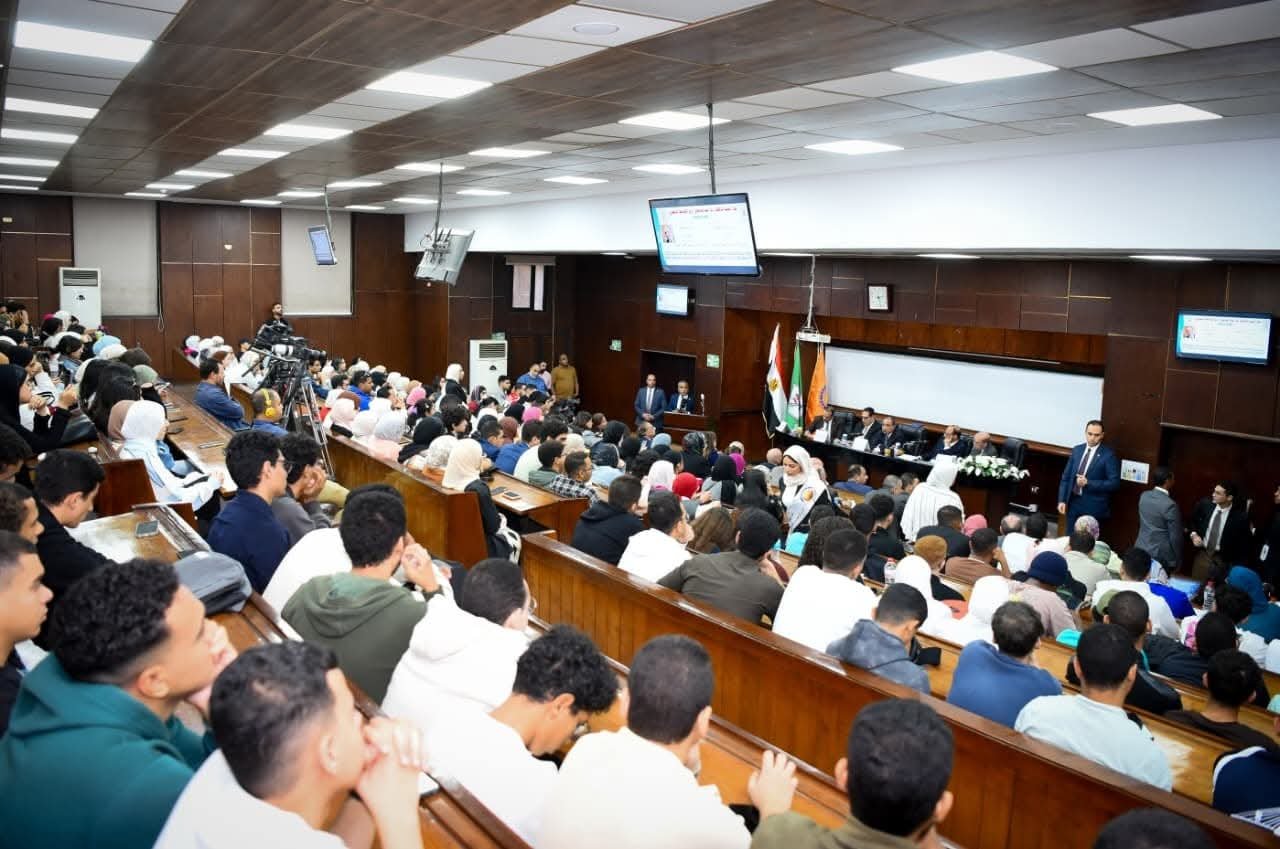 وزير الخارجية يلتقي طلاب كلية الاقتصاد والعلوم السياسية بجامعة القاهرة