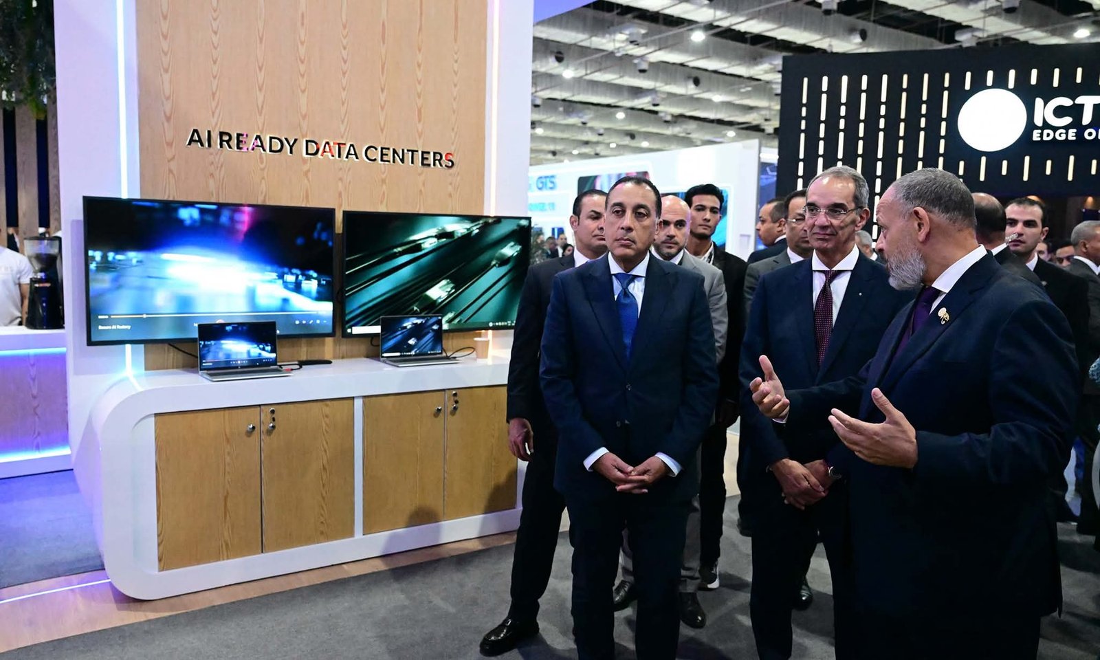 رئيس الوزراء يتفقد أجنحة الجهاز القومي لتنظيم الاتصالات والشركة المصرية للاتصالات والهيئة القومية للبريد 2 رئيس الوزراء يتفقد أجنحة الجهاز القومي لتنظيم الاتصالات والشركة المصرية للاتصالات والهيئة القومية للبريد