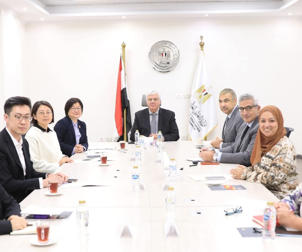 وزير التعليم العالي يبحث سبل تعزيز التعاون مع وفد الجامعة المفتوحة في الصين