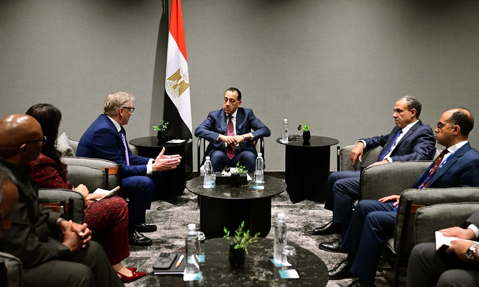 رئيس الوزراء يلتقي مسئولي شركة "أنجلو جولد أشانتي" المستثمرة في منجم السكري للذهب 