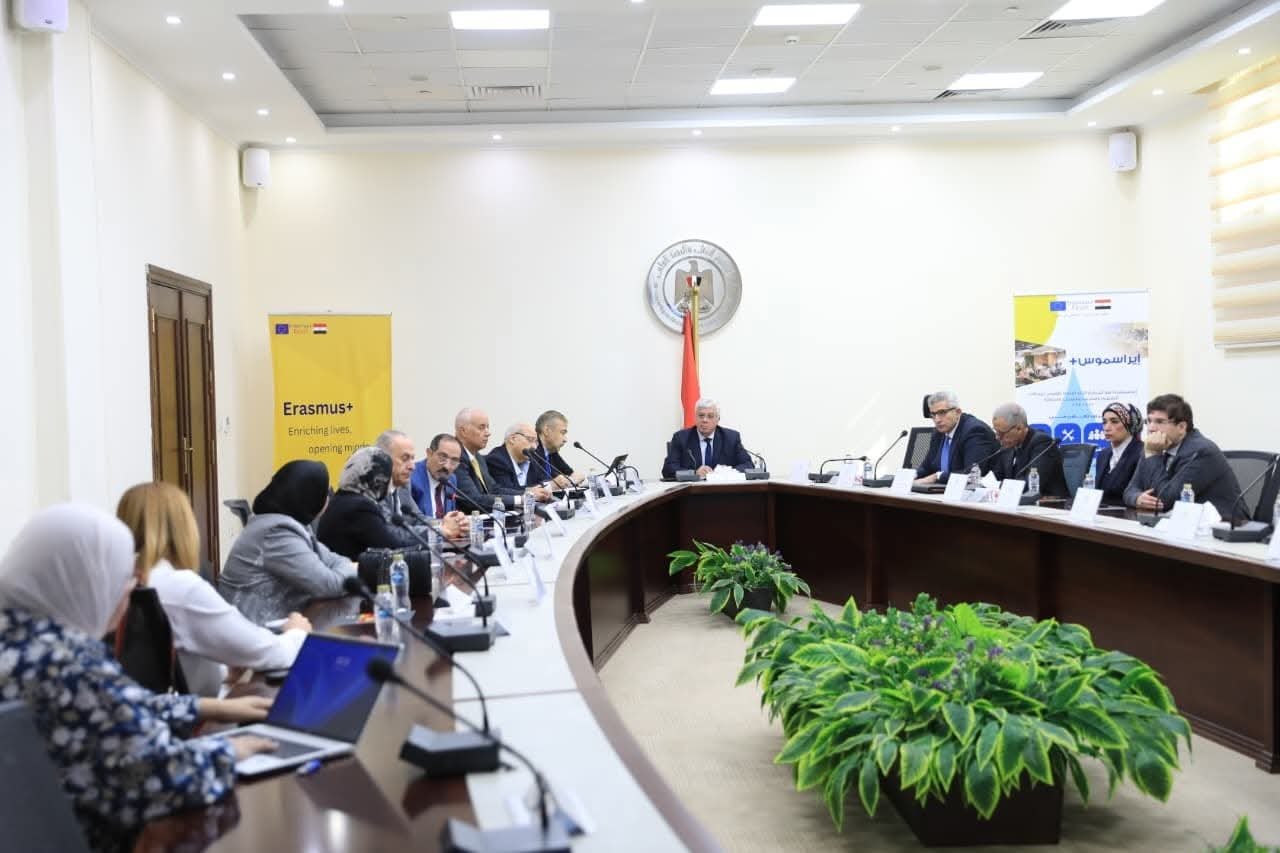 عاشور يعقد اجتماعًا مع مجموعة خبراء تطوير التعليم العالي ضمن برنامج الاتحاد الأوروبي "إيراسموس" 