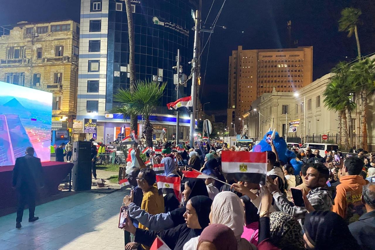 الإسكندرية تحتفل بالحضارة المصرية.. ٢٠٤ شاشة توحد المصريين في متابعة افتتاح المتحف الكبير 10 الإسكندرية تحتفل بالحضارة المصرية.. ٢٠٤ شاشة توحد المصريين في متابعة افتتاح المتحف الكبير