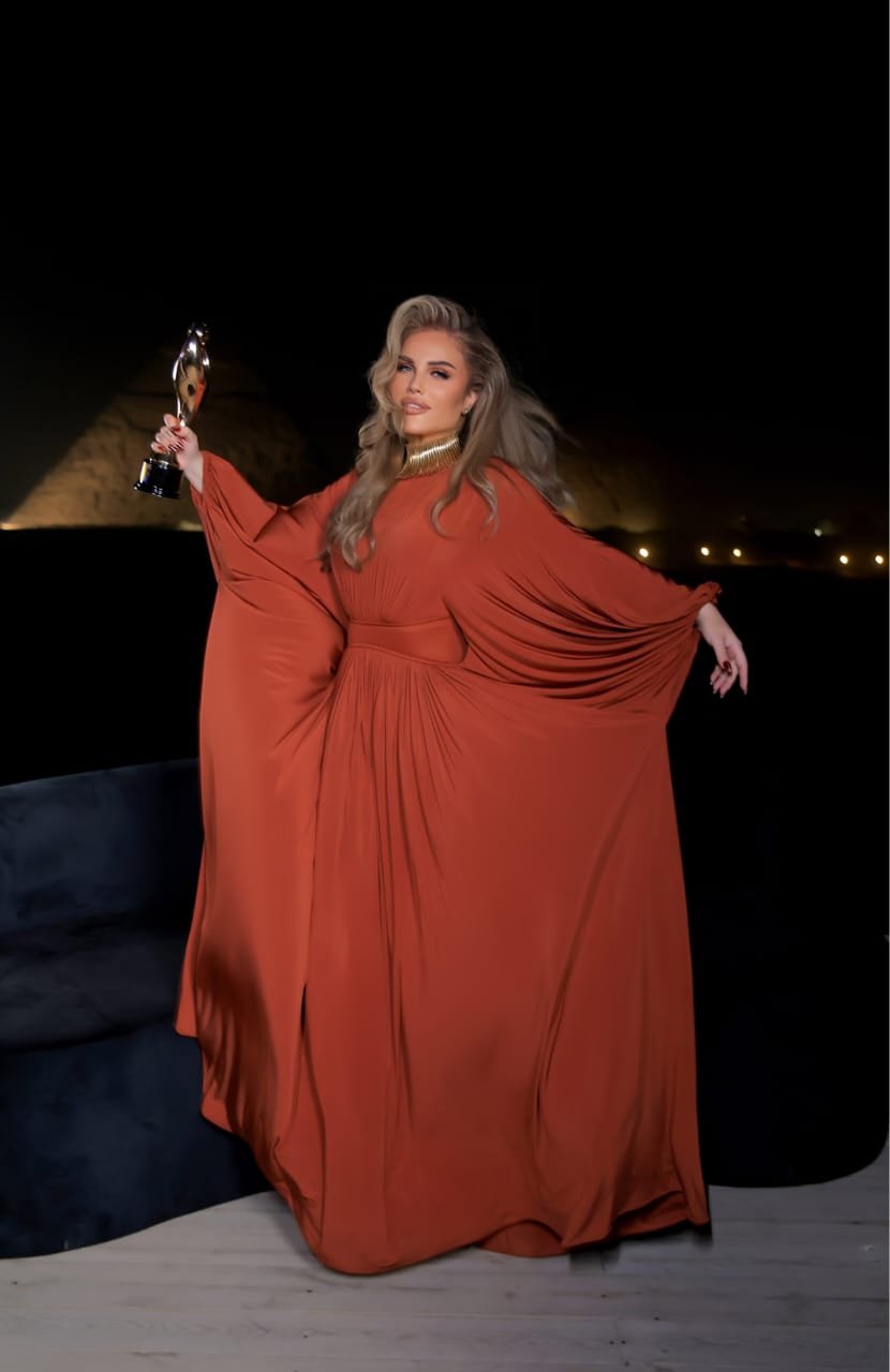 نيكول سابا تتألق خلال تكريمها بـأفضل ممثلة عربية في «ذا بيست»: مصر دايمًا مغرقاني بحبها