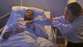 تامر حسني يغادر مستشفى برلين بعد استئصال جزئي للكلية