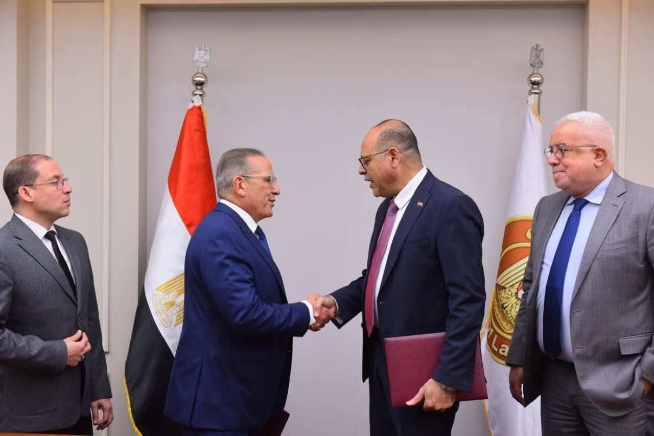 بروتوكول تعاون بين وزارة العمل وإتحاد غرفة السياحة المصرية