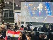 المصريون والعُمانيون بالسلطنة يشاهدون حفل افتتاح المتحف الكبير ويحتفون بالأعلام