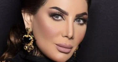 القضاء الكويتي يقضي ببراءة إلهام الفضالة في قضية نشر أخبار كاذبة الخبر: أسدلت محكمة الجنايات في الكويت الستار على قضية الفنانة الكويتية إلهام الفضالة، بعد صدور حكم ببراءتها من تهمة نشر وبث أخبار كاذبة في قضية مصنفة ضمن قضايا أمن الدولة، وذلك وفق ما أعلنته وسائل إعلام كويتية. وكانت المحكمة قد قررت في جلسة سابقة إخلاء سبيل الفضالة عقب التحقيق معها، حيث واجهتها بمقطع مصور منسوب إليها، إلا أنها أنكرت صحة الاتهامات الموجهة لها، لتستكمل المحكمة نظر القضية وصولًا إلى حكم البراءة. وجاء الحكم بعد إحالة النيابة العامة للفنانة إلهام الفضالة إلى المحاكمة، على خلفية اتهامها بنشر أخبار كاذبة وإساءات عبر منصاتها الرقمية، قبل أن تؤكد المحكمة عدم ثبوت التهم المنسوبة إليها. يُذكر أن إلهام الفضالة كانت قد احتفلت خلال الفترة الماضية بعقد قرانها على الفنان الكويتي شهاب جوهر، وشاركت جمهورها صورة من المناسبة عبر حسابها الرسمي على «إنستجرام»، معبرة عن سعادتها بهذه الخطوة.