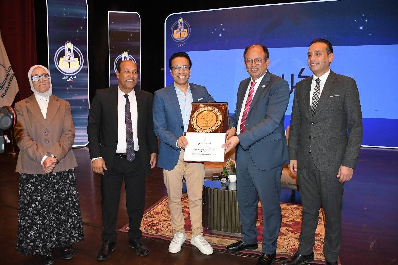 جامعة حلوان تكرم الفنان سامح حسين في ندوة "دور الفن في الوعي بالقضايا الاجتماعية" 