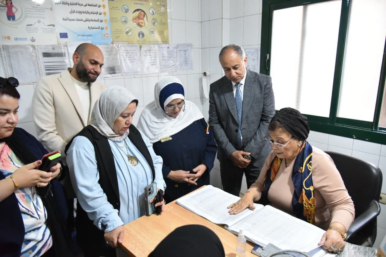 نائب وزير الصحة تجري جولة ميدانية بوحدات الرعاية الأولية بالجيزة وتوجه بحزمة إجراءات لرفع كفاءة الخدمات