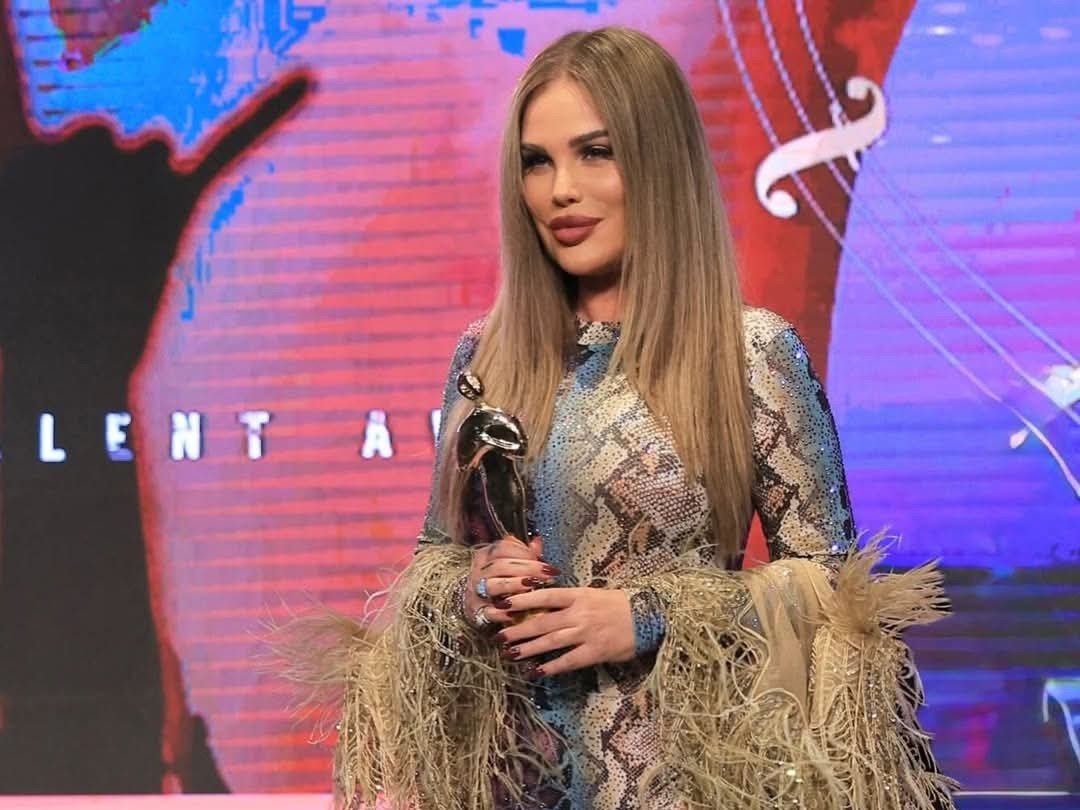 نيكول سابا بإطلالة جريئة في حفل توزيع جوائز الموسيقى العربية MEMA