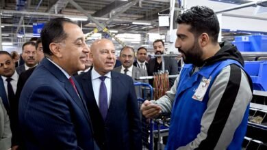 في حوار لرئيس الوزراء مع أحد العاملين خلال افتتاح مصنع "ليوني مصر" العالمية لضفائر السيارات بمدينة بدر