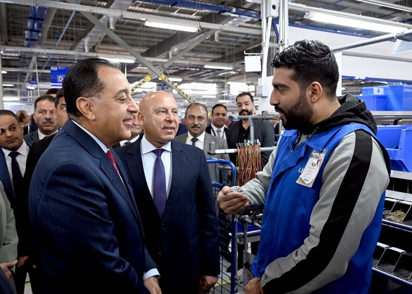 في حوار لرئيس الوزراء مع أحد العاملين خلال افتتاح مصنع "ليوني مصر" العالمية لضفائر السيارات بمدينة بدر 2 في حوار لرئيس الوزراء مع أحد العاملين خلال افتتاح مصنع "ليوني مصر" العالمية لضفائر السيارات بمدينة بدر