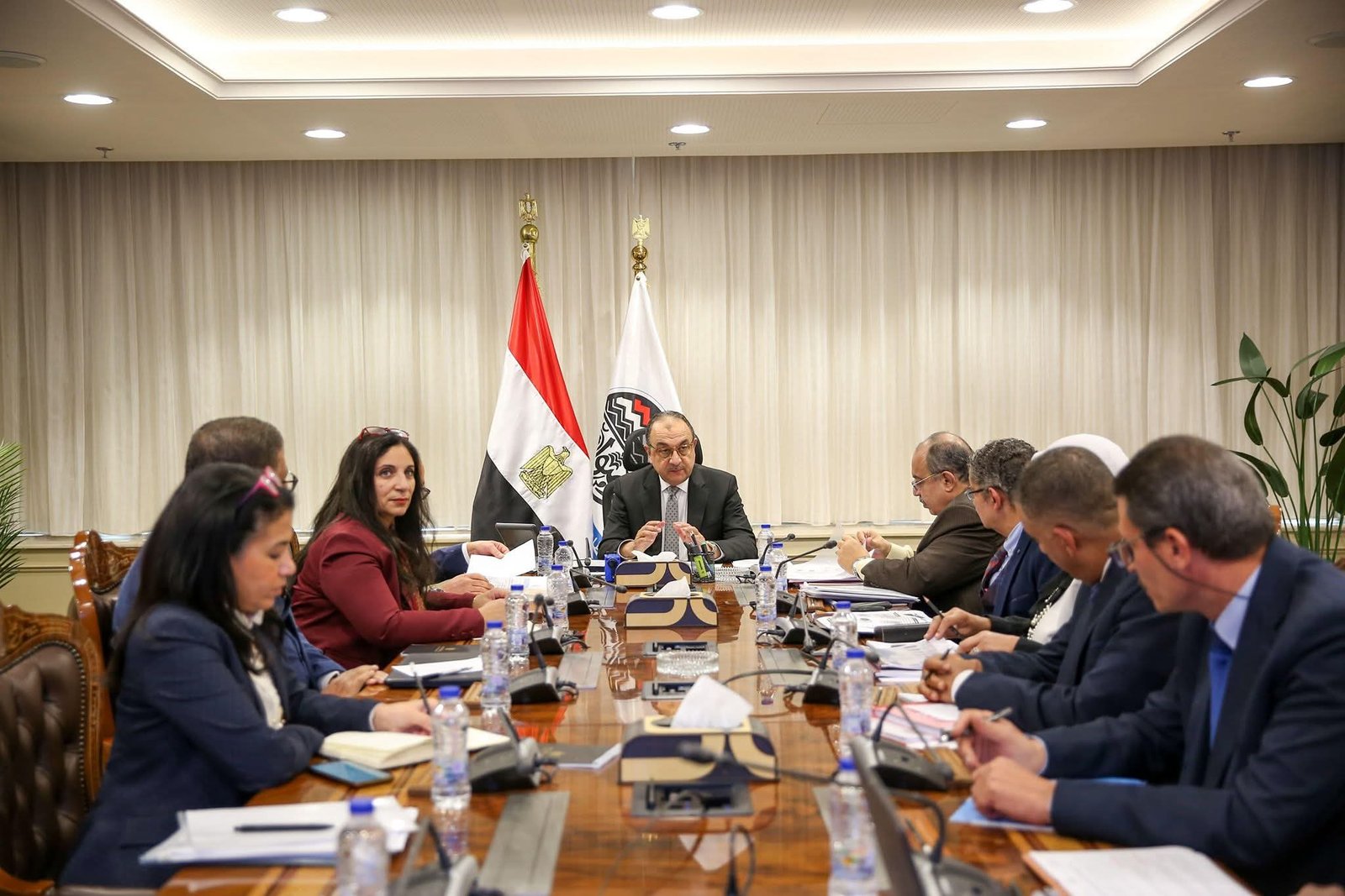شيمي يجتمع بمسؤولي مركز المعلومات لمتابعة عدد من ملفات العمل.. ويؤكد على تعزيز الحوكمة والتحول الرقمي