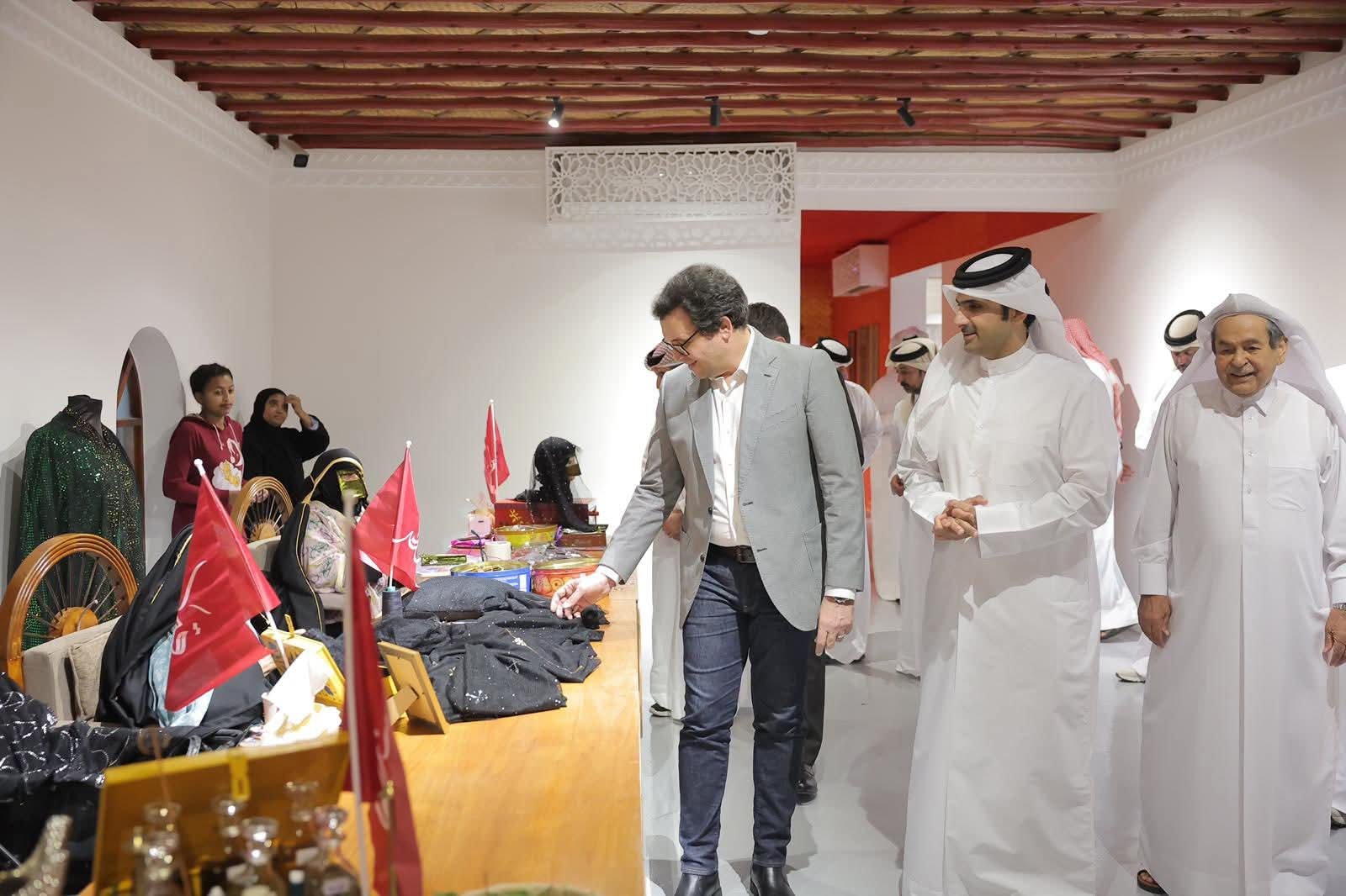 وزير الثقافة يبحث تعزيز التعاون الثقافي مع هيئة متاحف قطر 