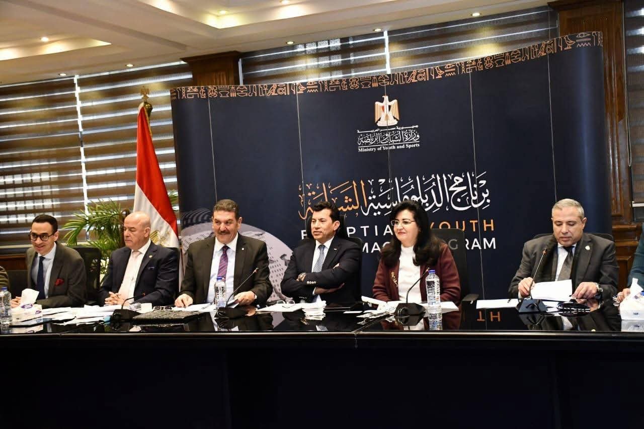  وزير الشباب والرياضة يشهد جانبًا من مقابلات الالتحاق ببرنامج الدبلوماسية الشبابية 