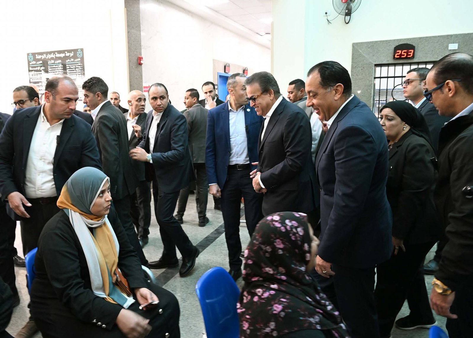 مدبولي يجري حوارا مع المواطنين المترددين على المركز حول الخدمات المقدمة ويطمئن على مستوى رضاهم