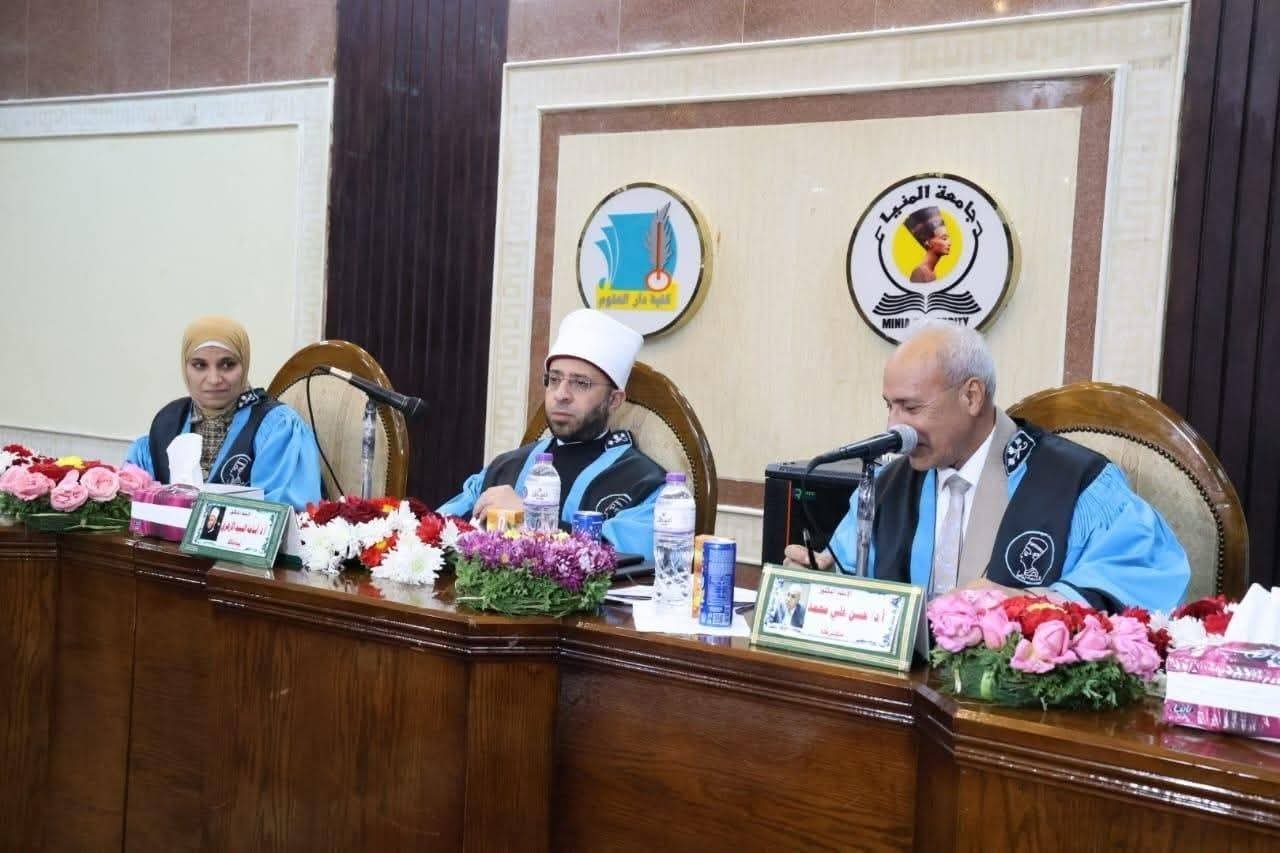 رئيس جامعة المنيا يستقبل وزير الأوقاف قبيل المشاركة في مناقشة رسالة ماجستير بالجامعة... ويهديه درعها