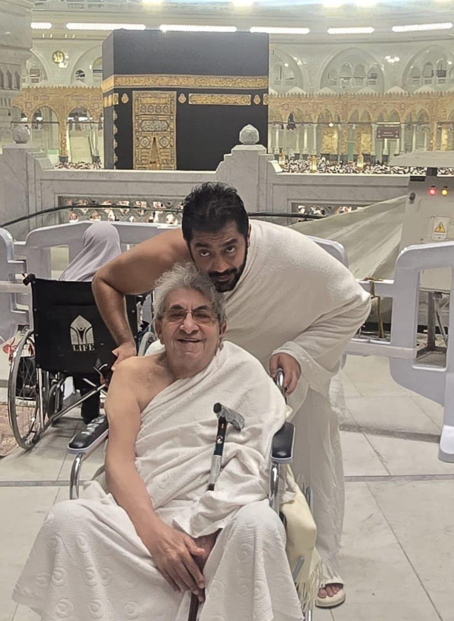 على كرسي متحرك.. أحمد فلوكس يصطحب والده فاروق فلوكس لأداء مناسك العمرة