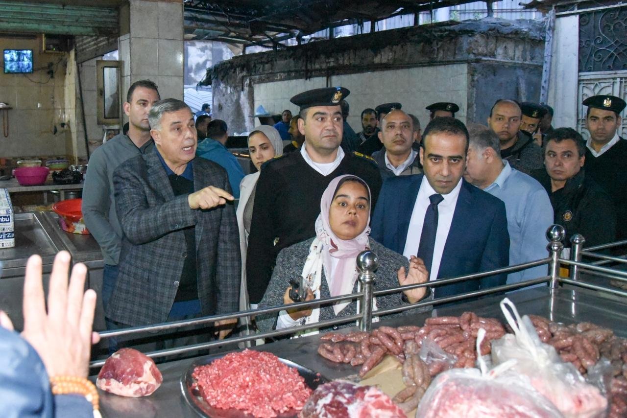 محافظ الإسكندرية يتفقد شارع زين العابدين وسوق الغيط الصعيدي بحي وسط 