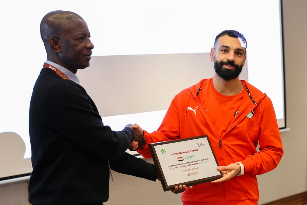 محمد صلاح يتسلم شهادة مشاركة منتخب مصر في كأس الأمم الأفريقية قبل ضربة البداية