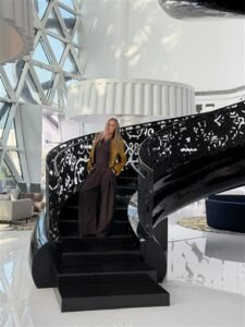 نيكول سابا تخطف الأنظار بإطلالة جديدة خلال جلسة تصوير في قطر