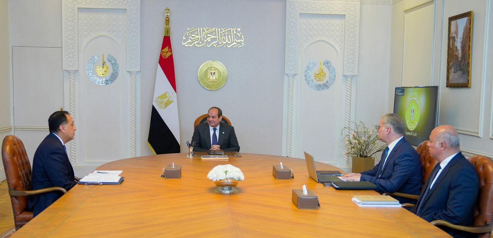 الرئيس السيسي يجتمع مع رئيس مجلس الوزراء وزير البترول والثروة المعدنية