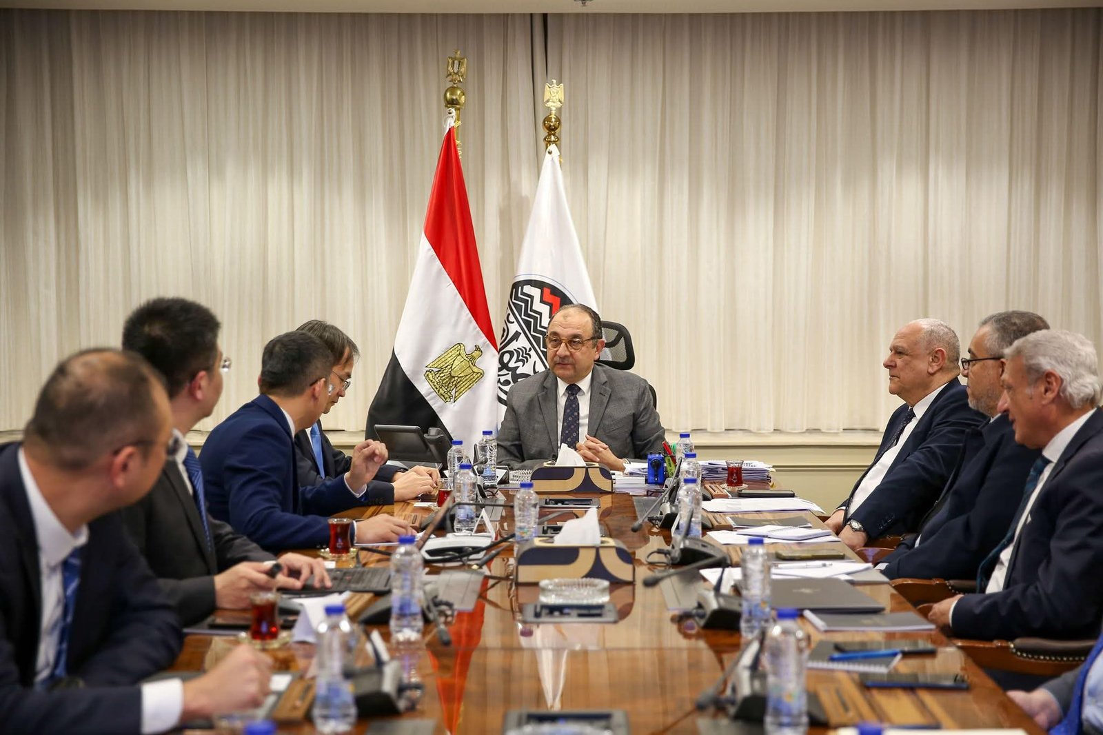 وزير قطاع الأعمال العام يستقبل وفدًا رفيع المستوى من مجموعة شاندونج الصينية لبحث فرص التعاون في صناعة المركبات الكهربائية