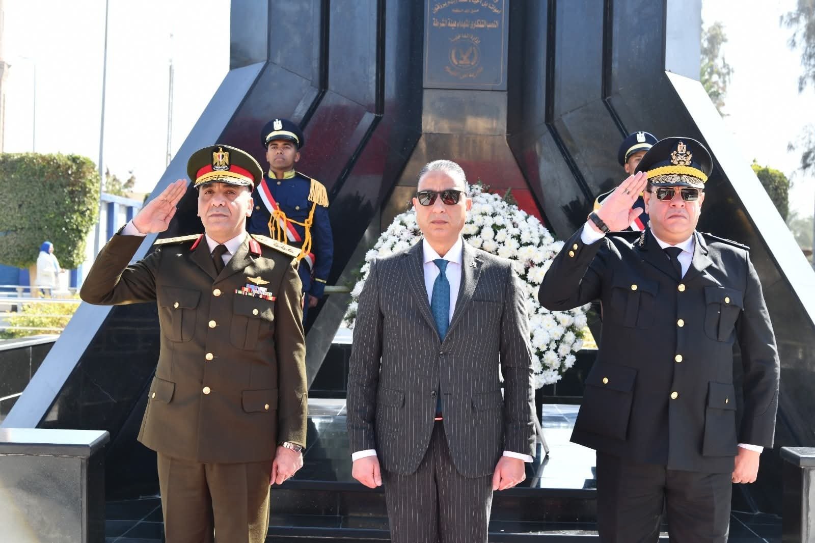 محافظ الفيوم ومدير الأمن والمستشار العسكري يضعون إكليلاً من الزهور على النصب التذكاري لشهداء الشرطة