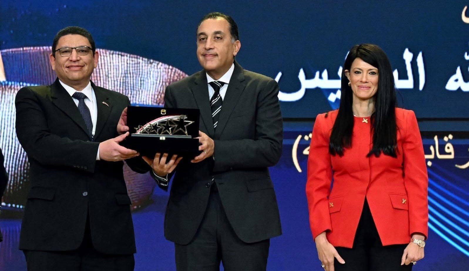 “الاعتماد والرقابة الصحية” تحصد المركز الأول بجائزة القيادات المتميزة – فئة مدير عام