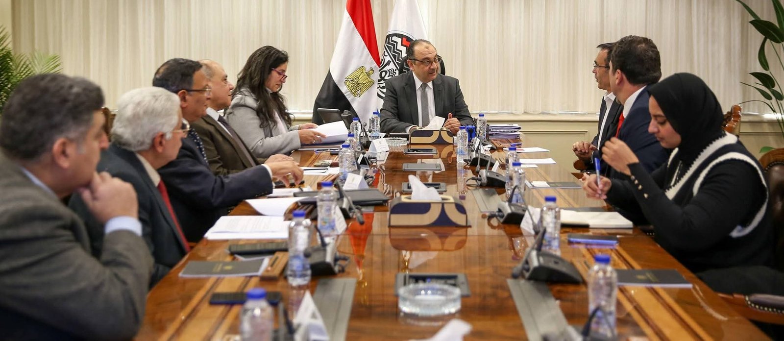 وزير قطاع الأعمال العام يبحث مع مستثمرين أتراك في صناعة الملابس فرص التعاون