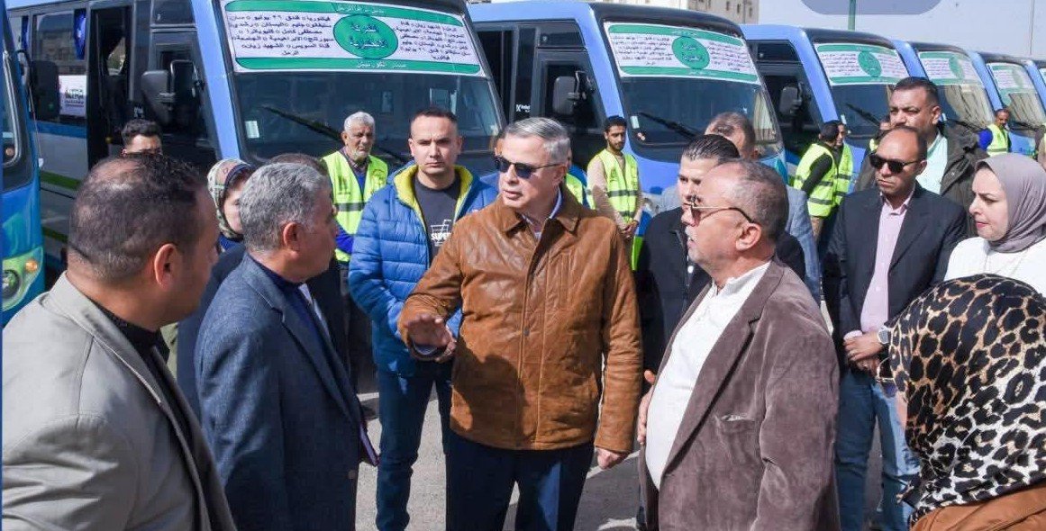 محافظ الإسكندرية يتفقد اصطفاف وسائل النقل البديلة لترام الرمل المقرر تشغيلها