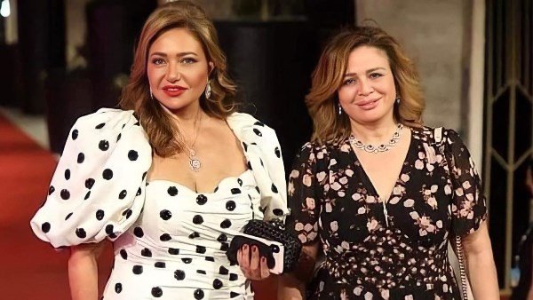 ليلى علوي تهنئ إلهام شاهين بعيد ميلادها 
