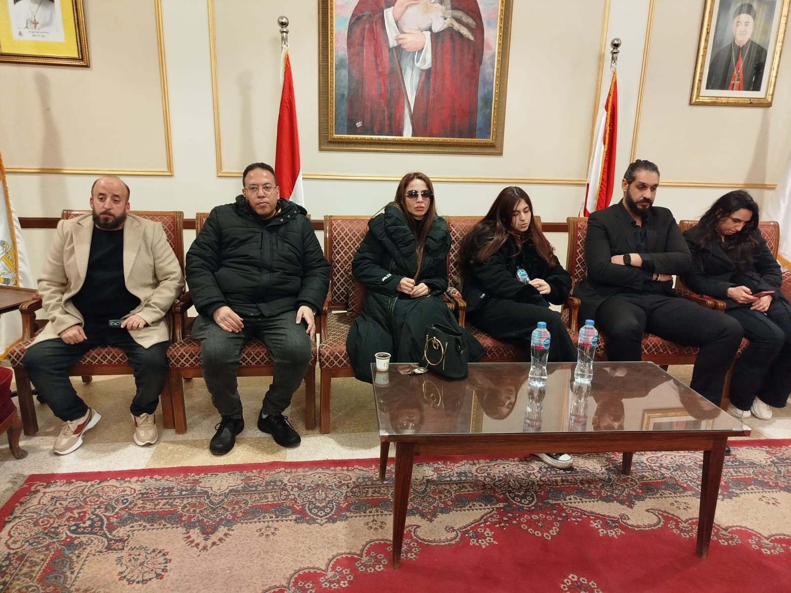 دوللي شاهين تستقبل عزاء والدتها بكنيسة القديس مار يوسف بوسط البلد في القاهرة