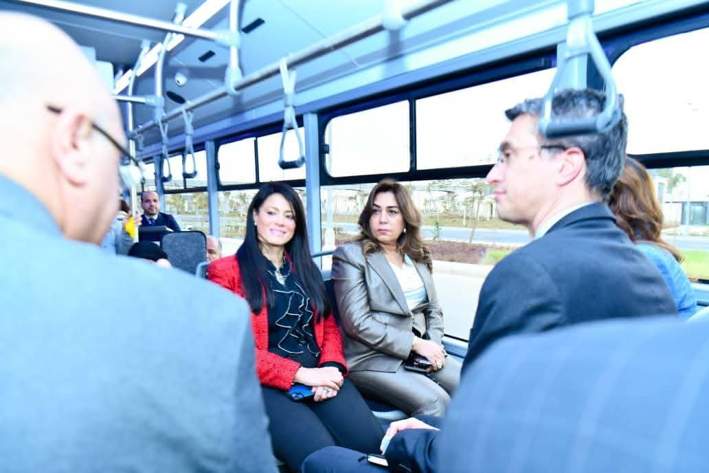 الوزيرتان تشهدان التشغيل التجريبي لأحد الأتوبيسات الكهربائية ضمن مشروع توريد 100 أتوبيس