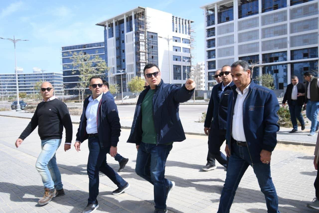 وزير الإسكان يتفقد الشاليهات والفيلات والعمارات السكنية بكومباند "مزارين" بمدينة العلمين الجديدة
