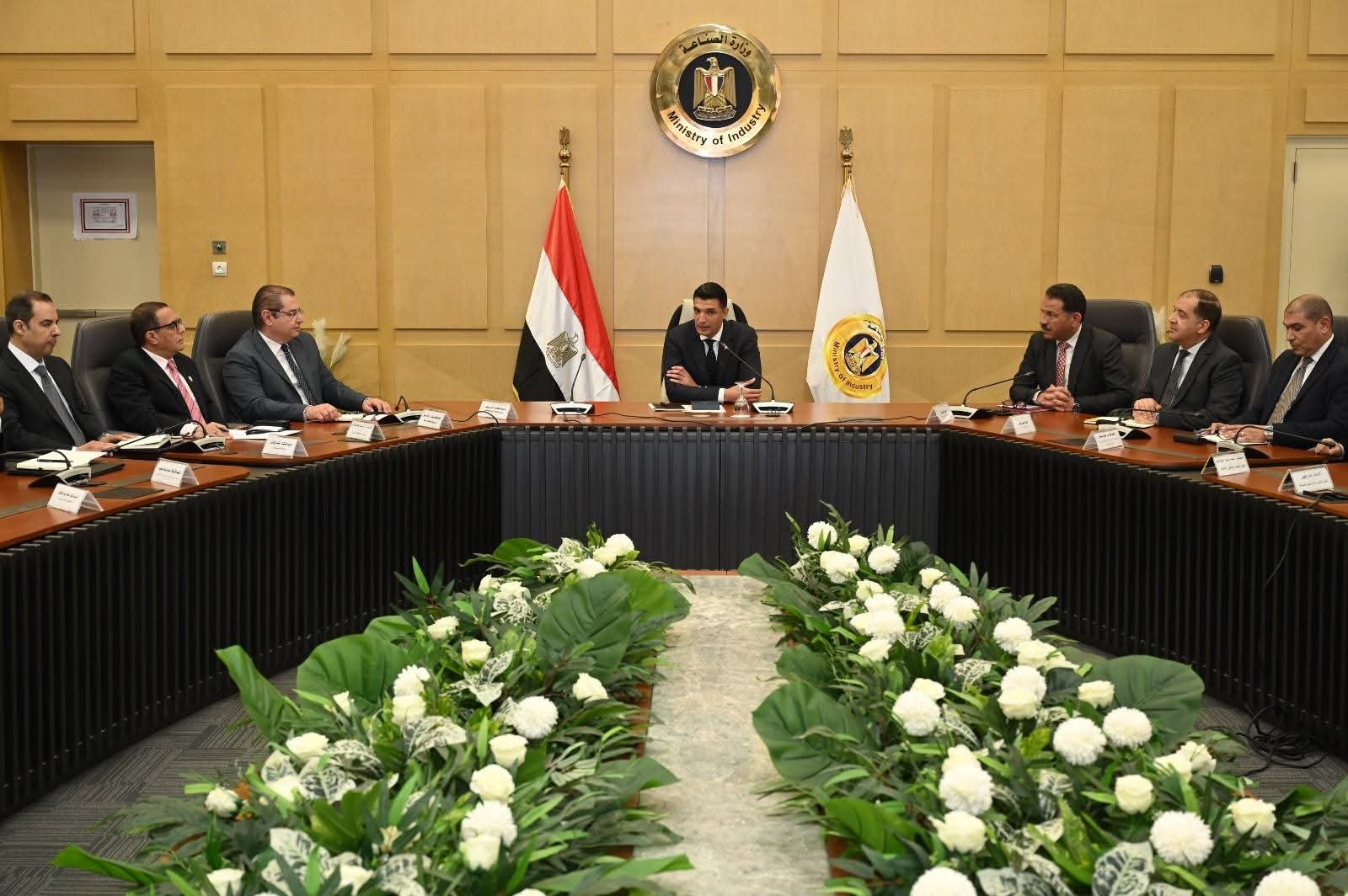 وزير الصناعة يجتمع بقيادات الوزارة ويضع الخطوط العريضة لسير العمل خلال المرحلة المقبلة