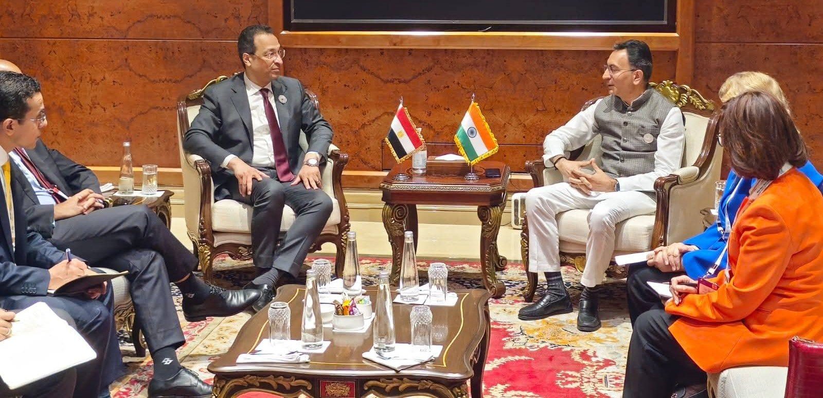 وزير الاتصالات يلتقي مع وزير الدولة الهندي للتجارة والصناعة والإلكترونيات لتعزيز التعاون في مجال الذكاء الاصطناعي