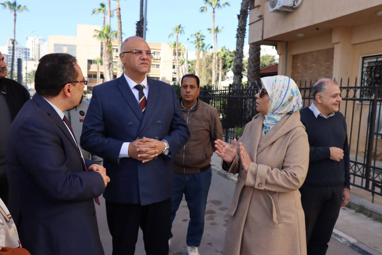 جامعة الإسكندرية ومحافظة الإسكندرية تبحثان حلاً عاجلاً لأزمة انتظار مرافقي مرضى الشاطبي