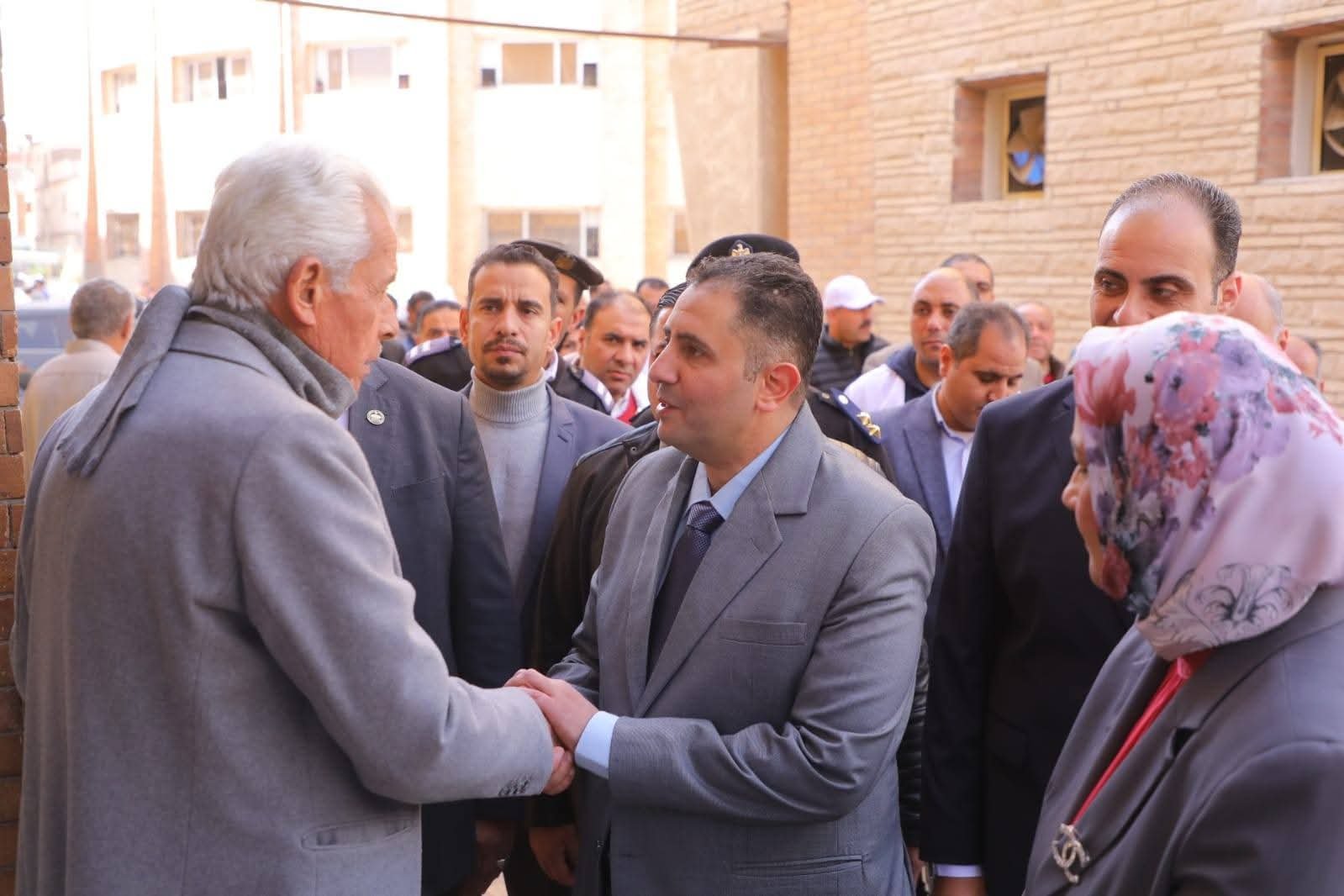 محافظ دمياط يتفقد مستشفى الزرقا المركزى وعيادة التأمين الصحي