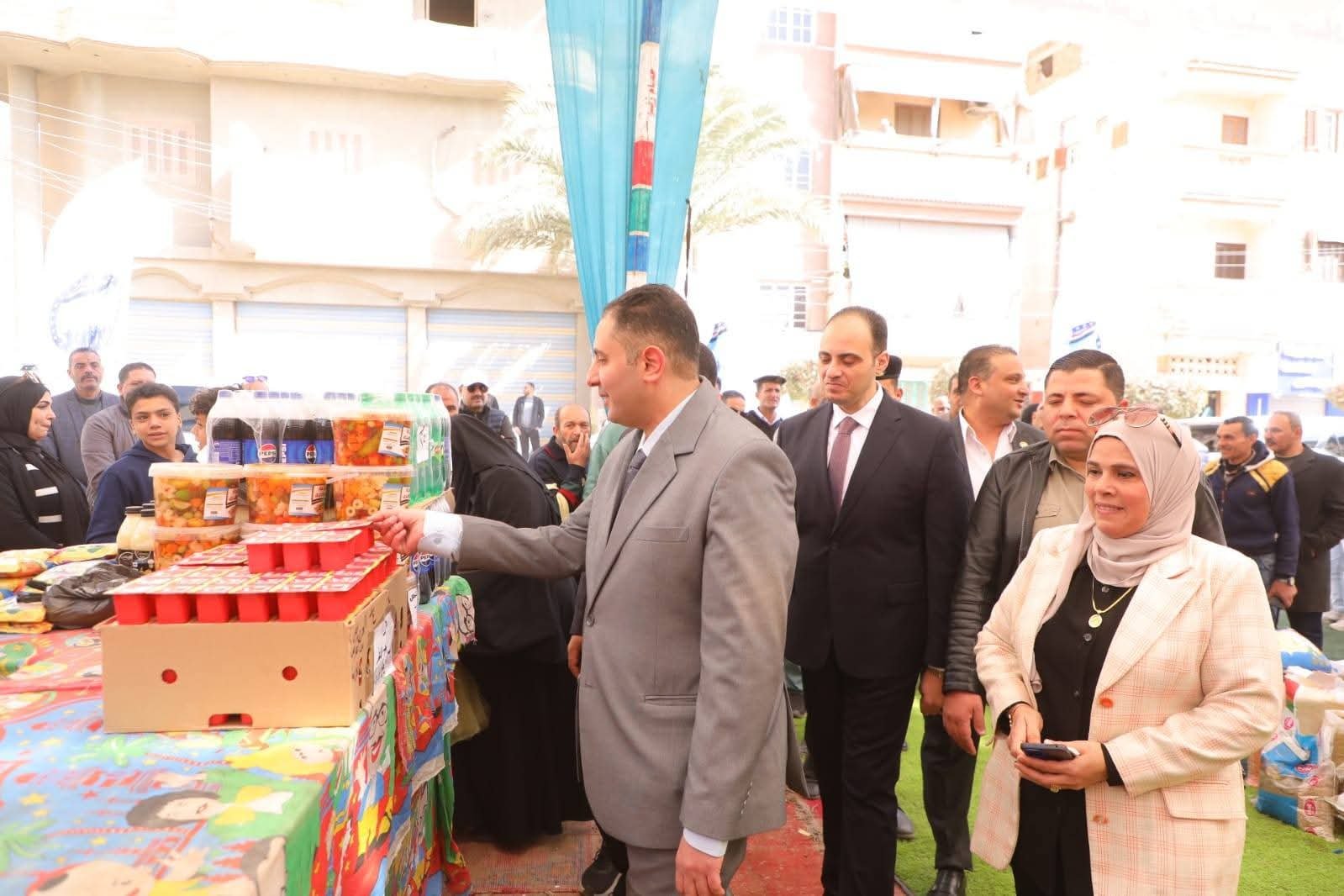 محافظ دمياط يستكمل جولته بمدينة الزرقا بتفقد معرض "أهلاً رمضان" 2 محافظ دمياط يستكمل جولته بمدينة الزرقا بتفقد معرض "أهلاً رمضان"